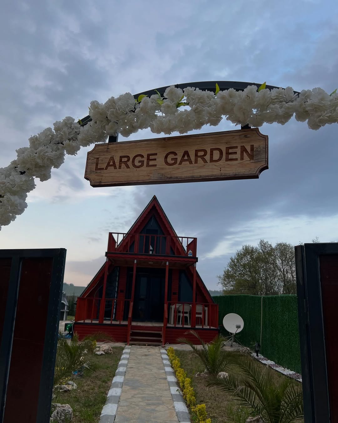 Large Garden Bungalov