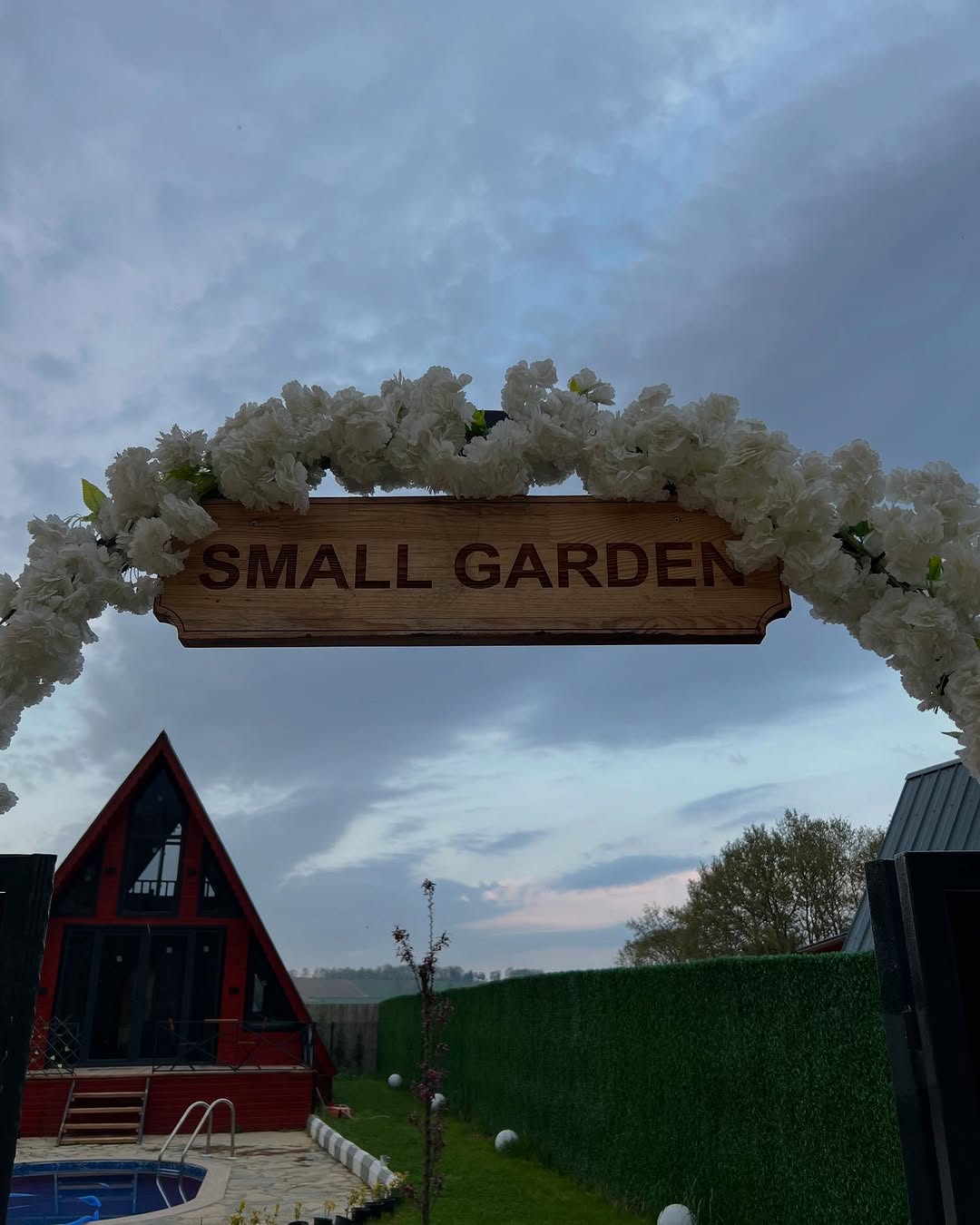 Small Garden Bungalov